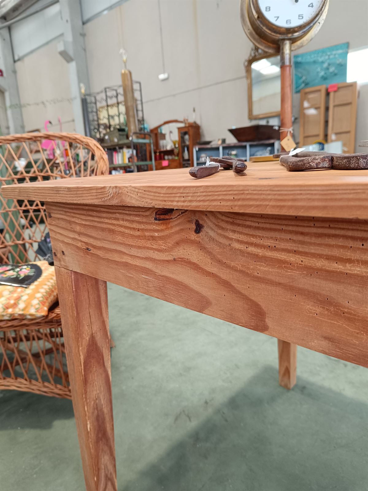 Mesa de trabajo rústica de madera - Imagen 6