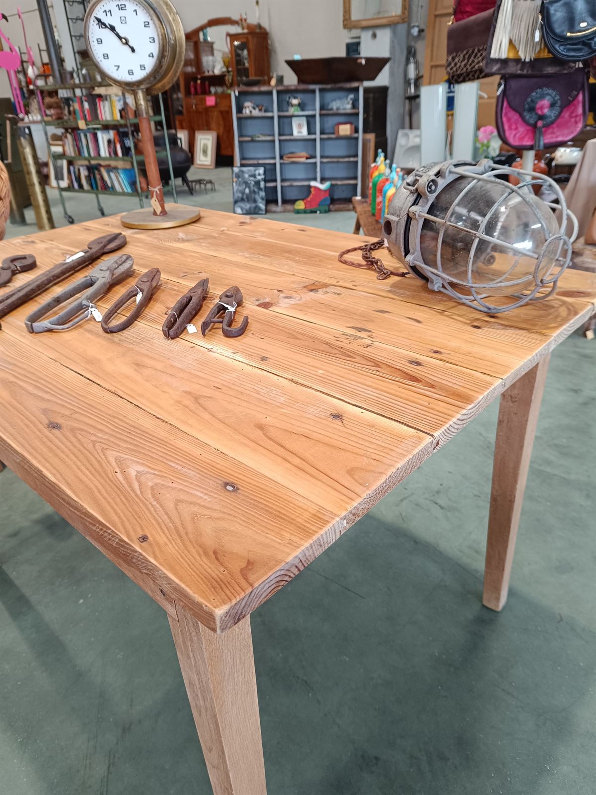 Mesa de trabajo rústica de madera - Imagen 7