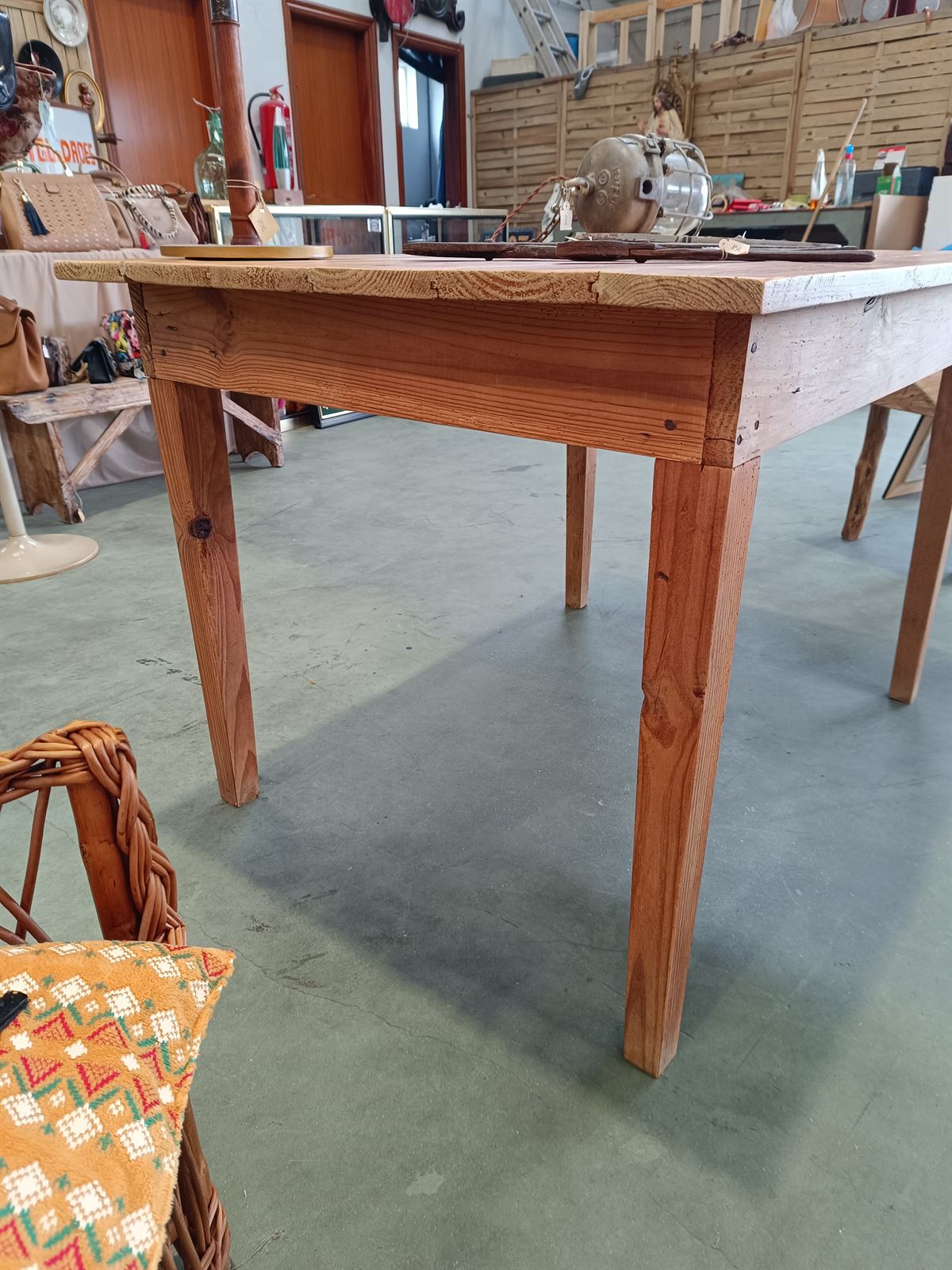 Mesa de trabajo rústica de madera - Imagen 9