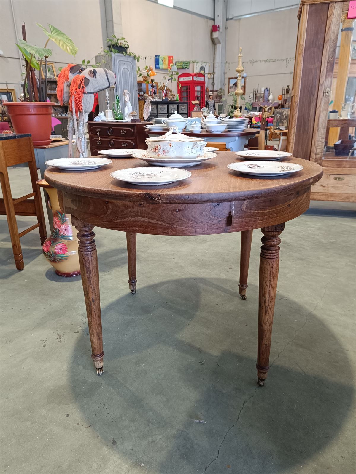 Mesa redonda de castaño años 30 - Imagen 1