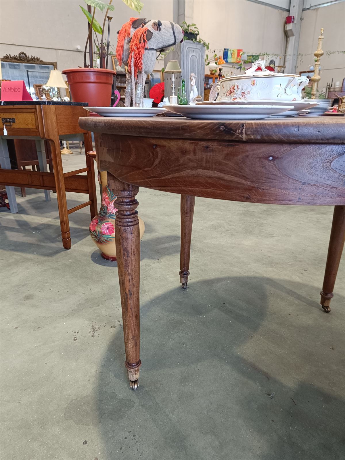 Mesa redonda de castaño años 30 - Imagen 2