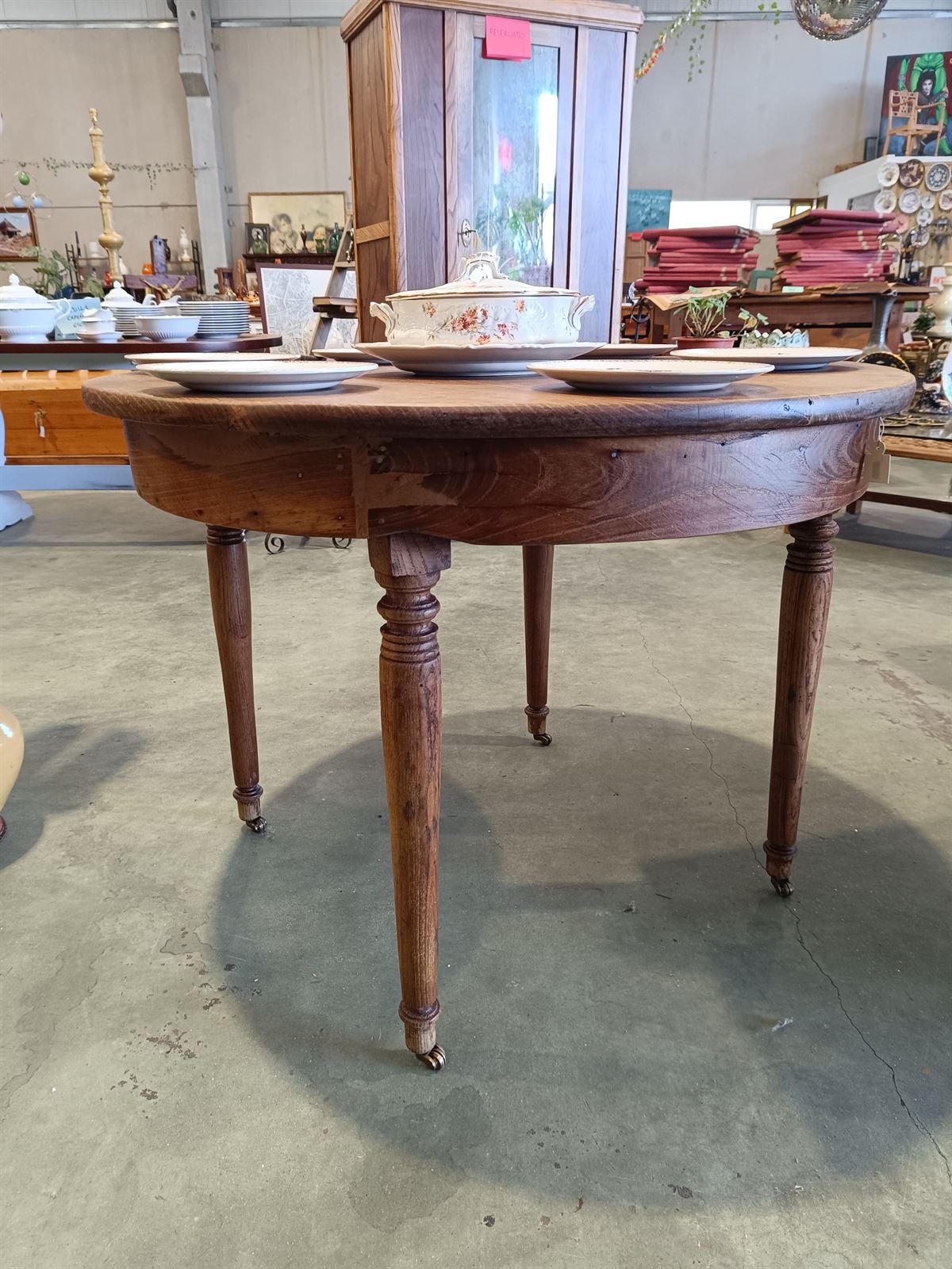 Mesa redonda de castaño años 30 - Imagen 4