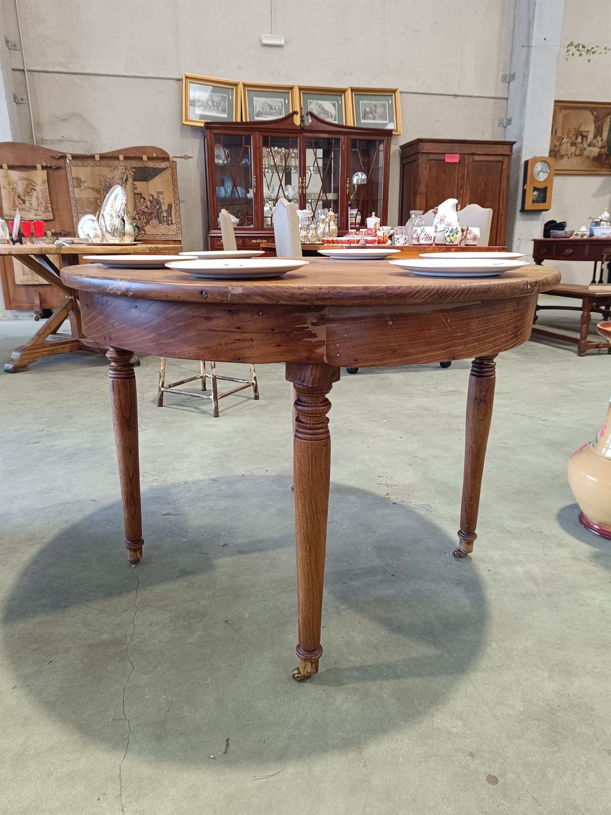 Mesa redonda de castaño años 30 - Imagen 6