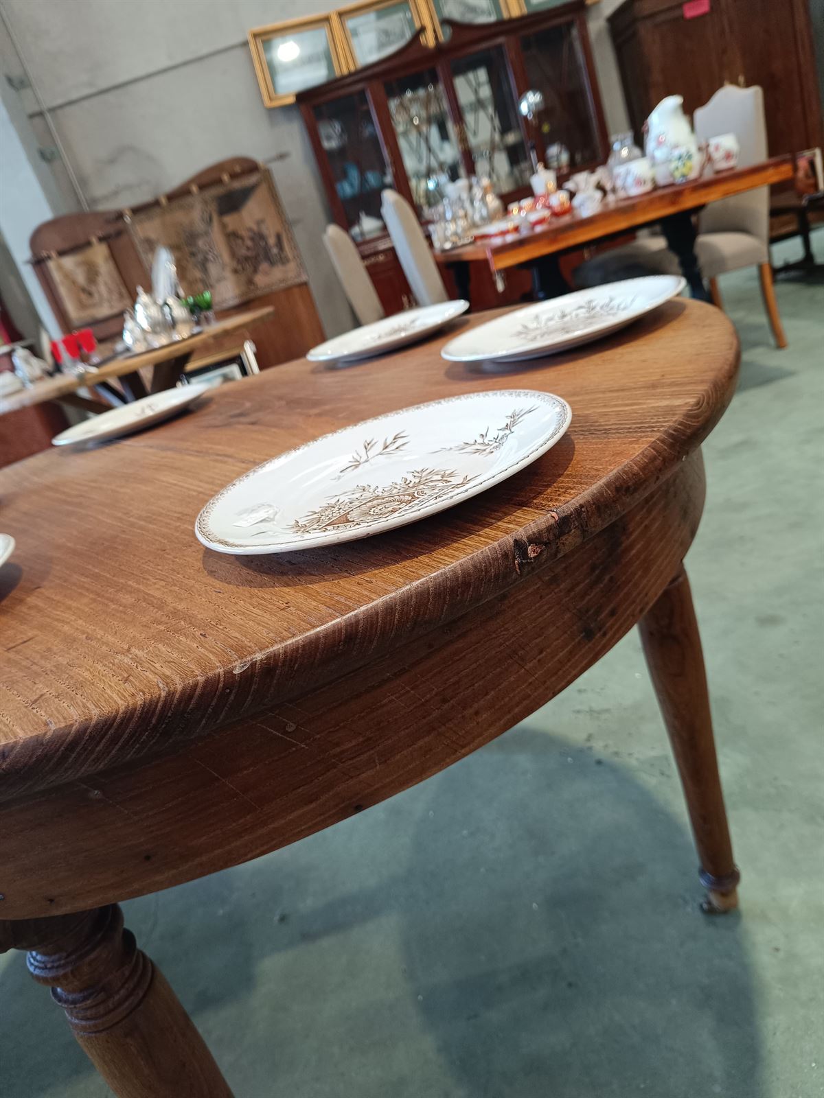 Mesa redonda de castaño años 30 - Imagen 7