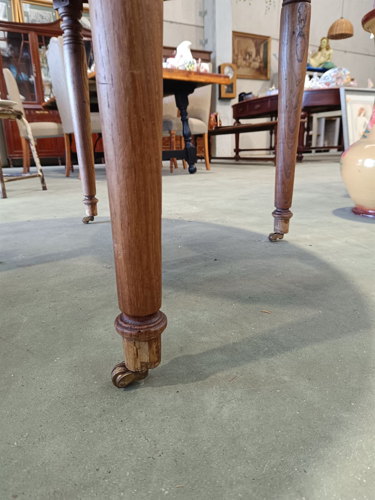 Mesa redonda de castaño años 30 - Imagen 8