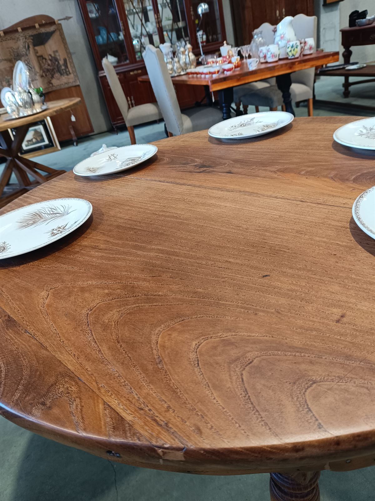 Mesa redonda de castaño años 30 - Imagen 9