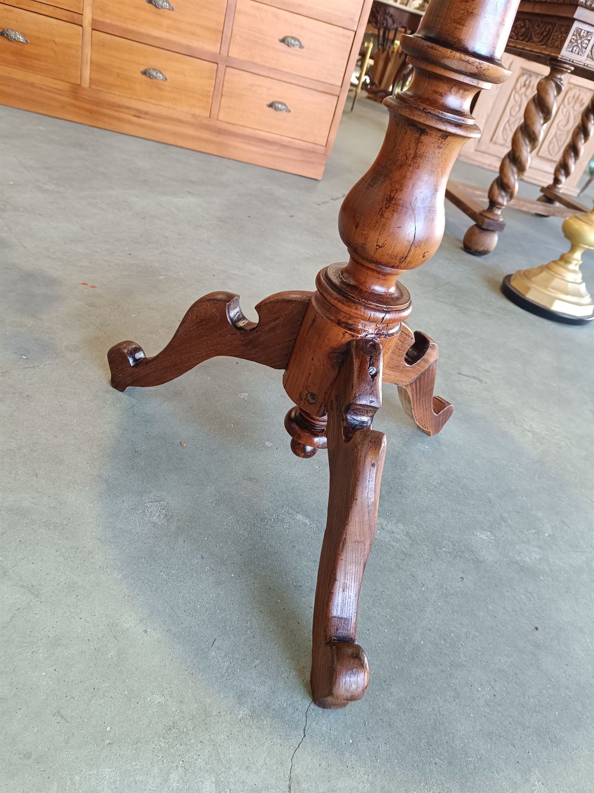 Mesa velador antiguo de madera - Imagen 4