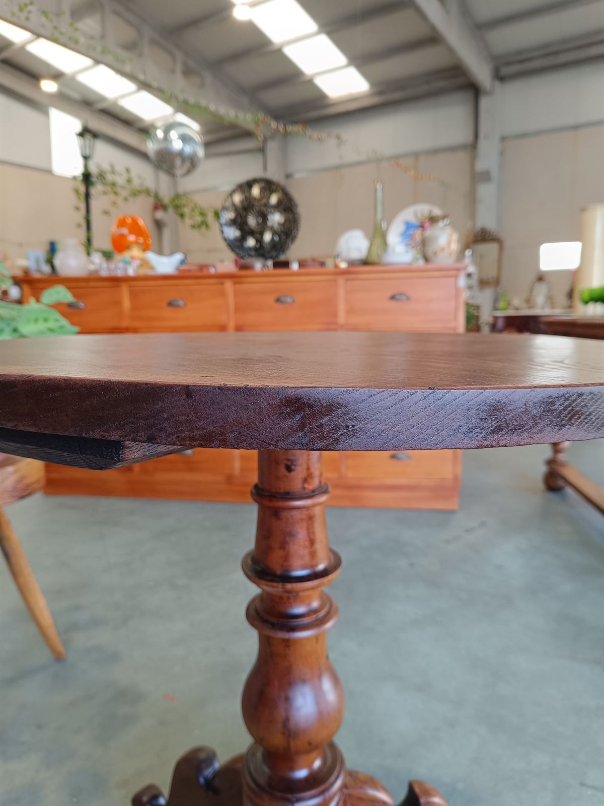 Mesa velador antiguo de madera - Imagen 6