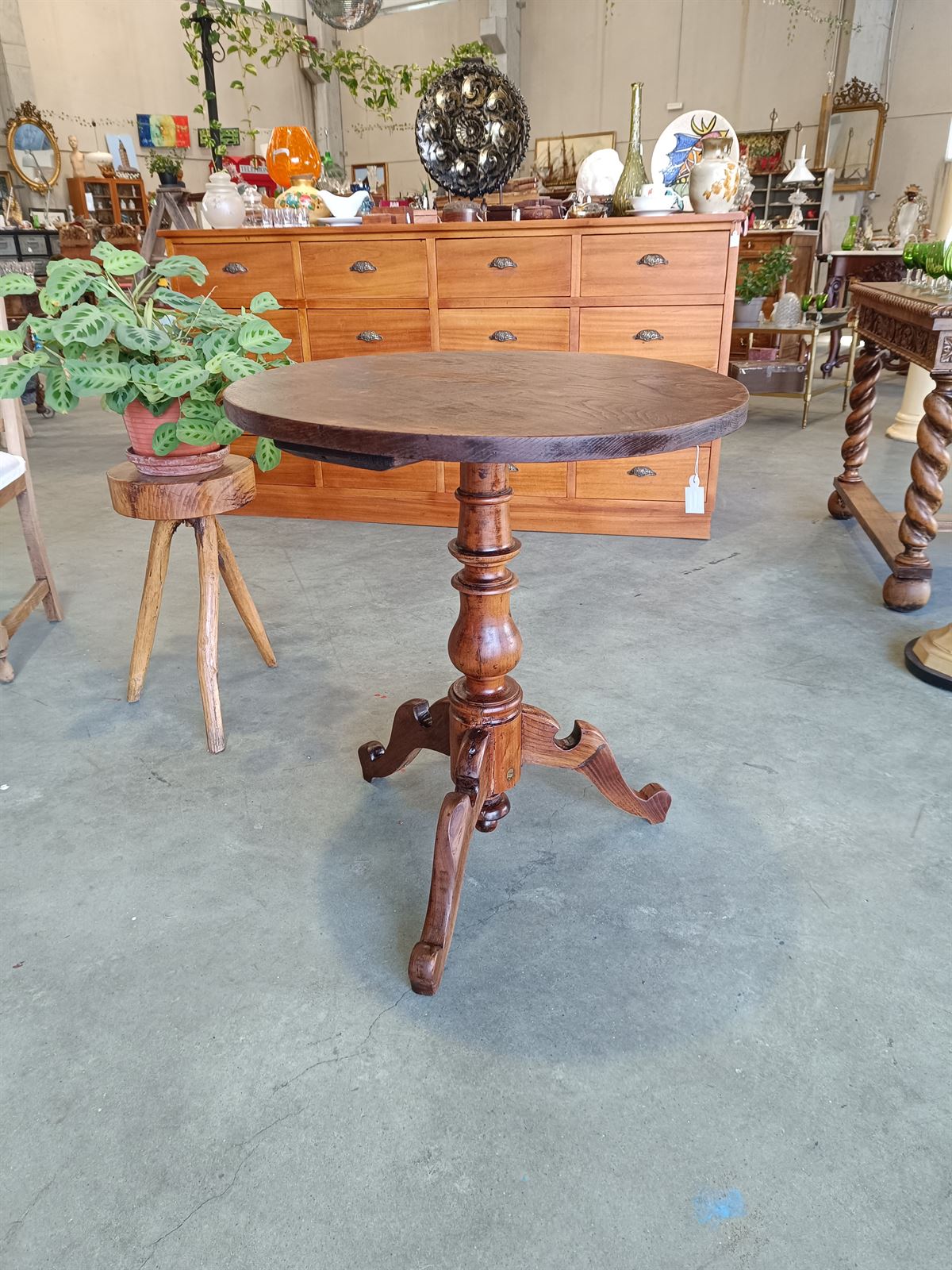 Mesa velador antiguo de madera - Imagen 8