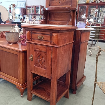 Mesilla de noche antigua - Imagen 1