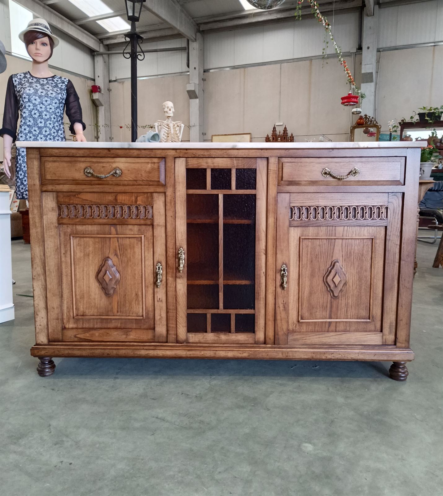 Mueble aparador de castaño - Imagen 1
