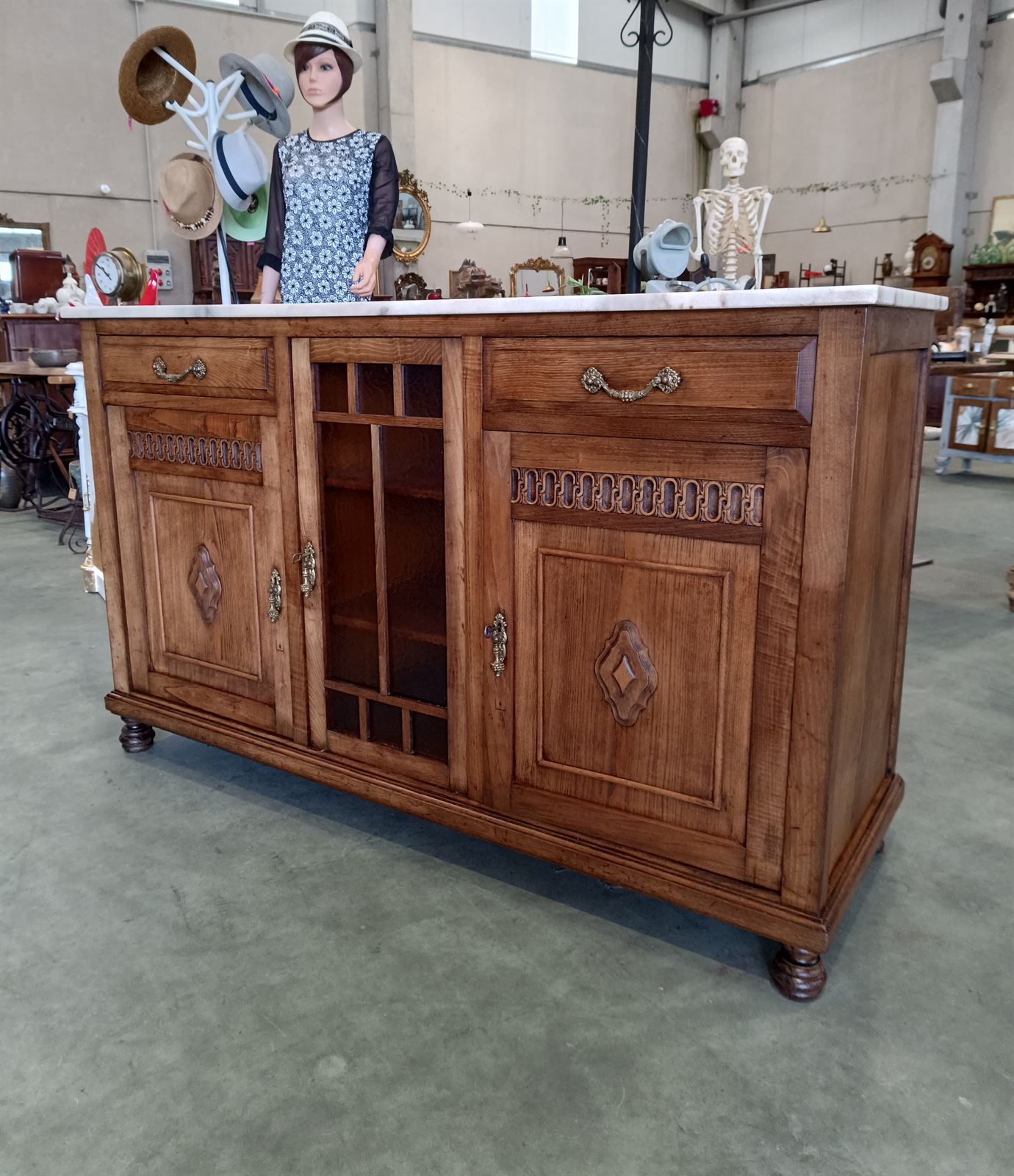 Mueble aparador de castaño - Imagen 2