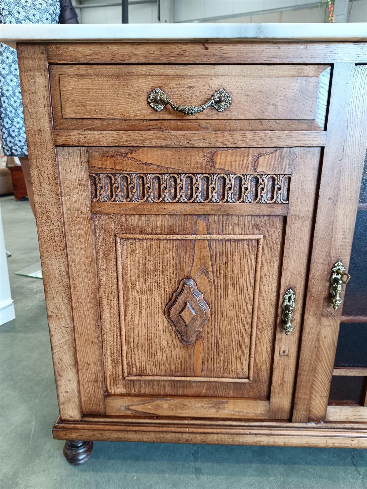 Mueble aparador de castaño - Imagen 3