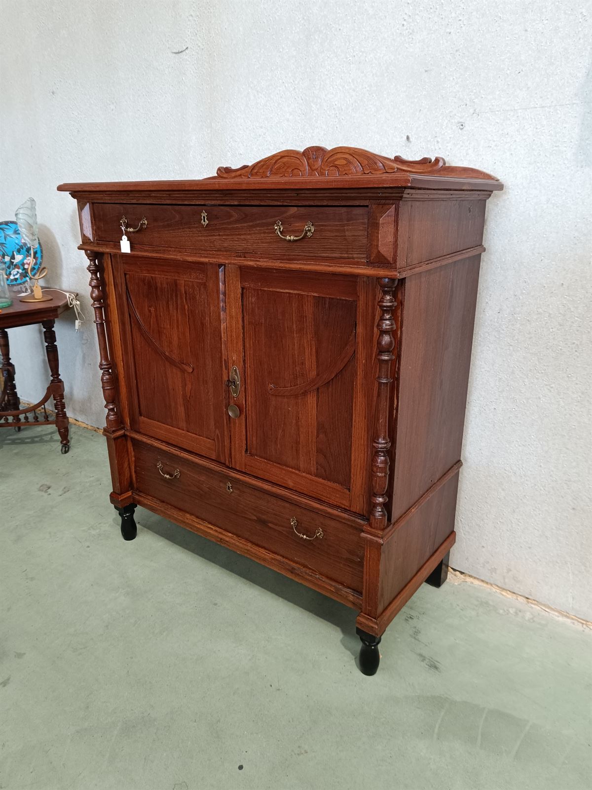 Mueble aparador de castaño - Imagen 1