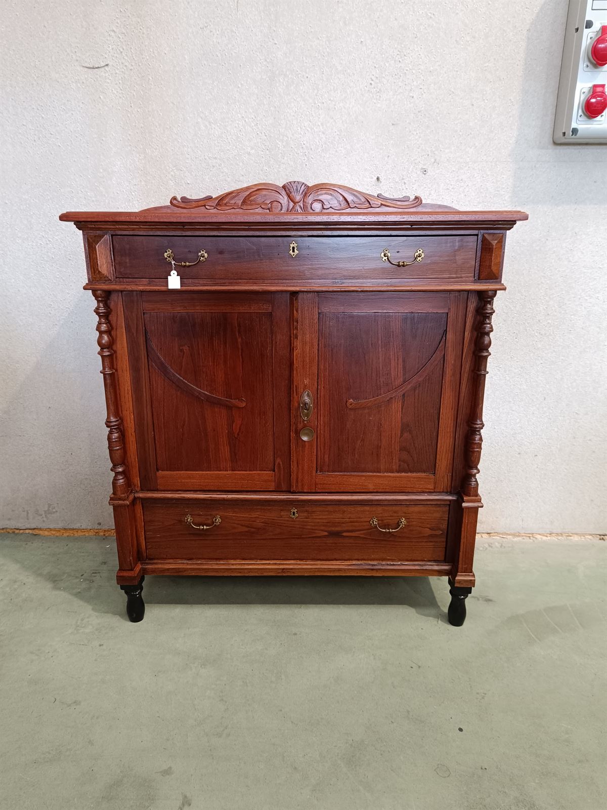 Mueble aparador de castaño - Imagen 2