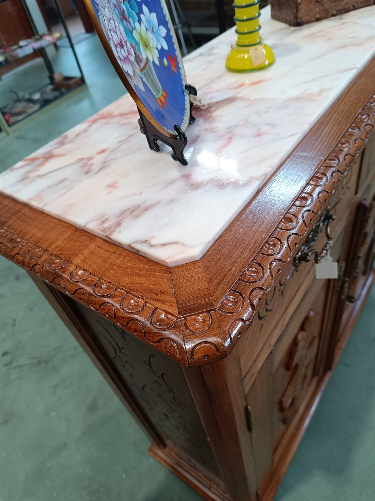 Mueble aparador de madera y mármol - Imagen 5