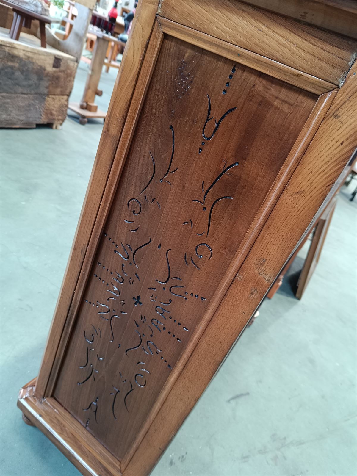 Mueble aparador de madera y mármol - Imagen 6