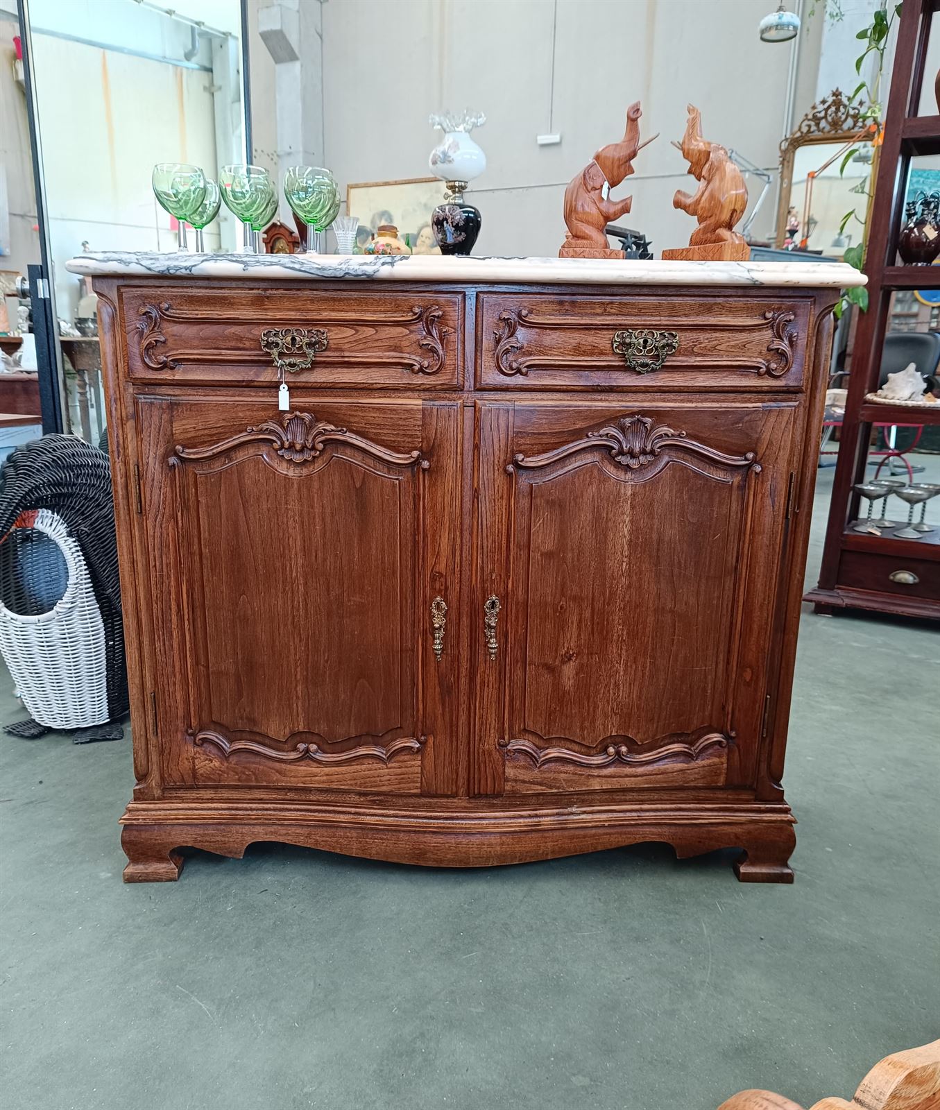 Mueble aparador de madera - Imagen 1
