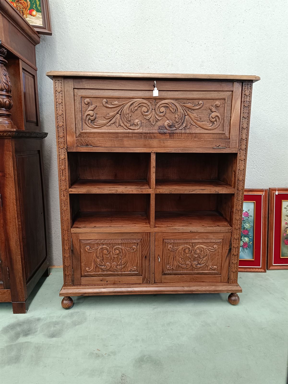 Mueble aparador de roble tallado - Imagen 1