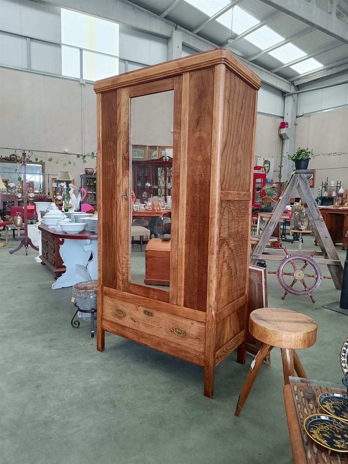 Mueble armario de castaño años 40 - Imagen 1