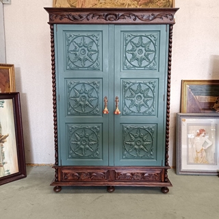 Mueble armario de madera tallada - Imagen 1