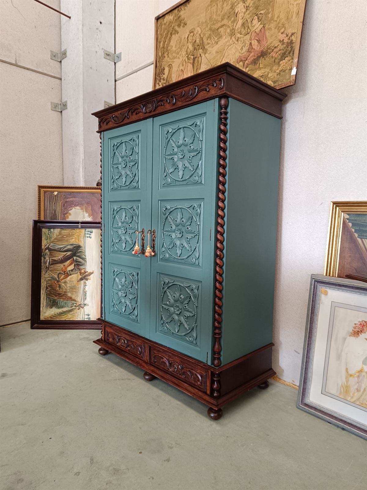 Mueble armario de madera tallada - Imagen 2