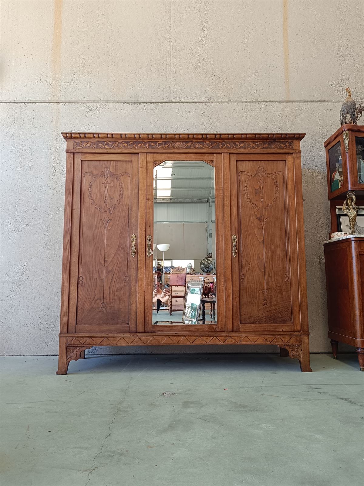 Mueble armario en madera de castaño años 40 - Imagen 1