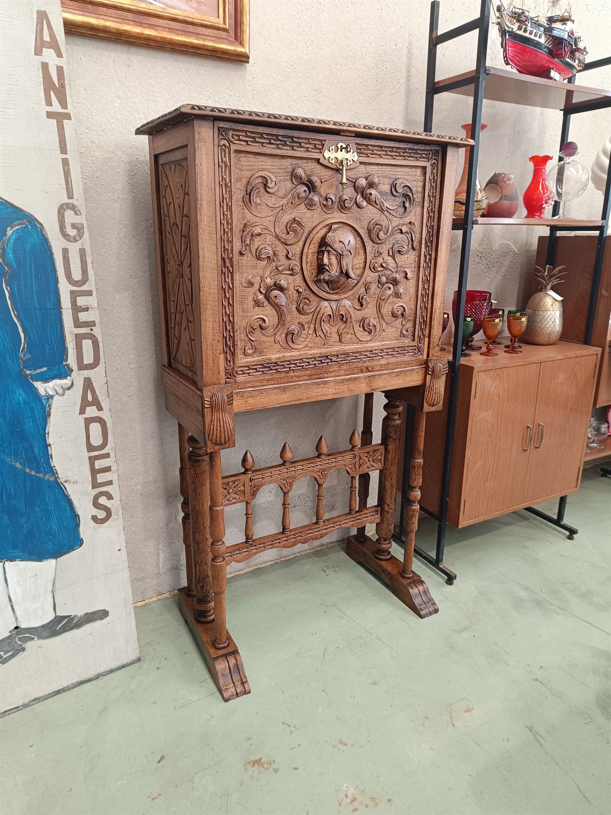 Mueble bargueño aparador de roble - Imagen 1
