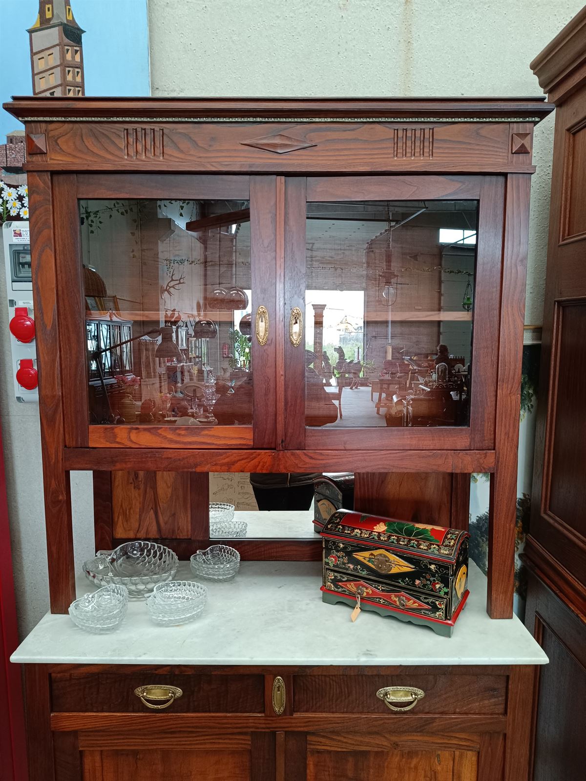 Mueble chinero antiguo de madera - Imagen 3