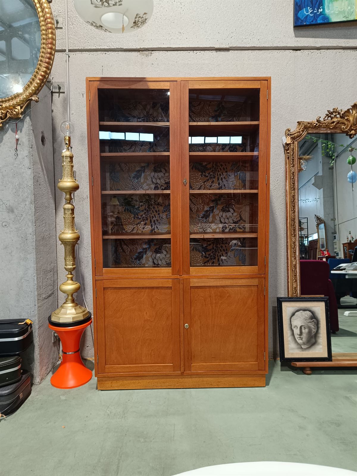 Mueble librería vitrina de madera - Imagen 1