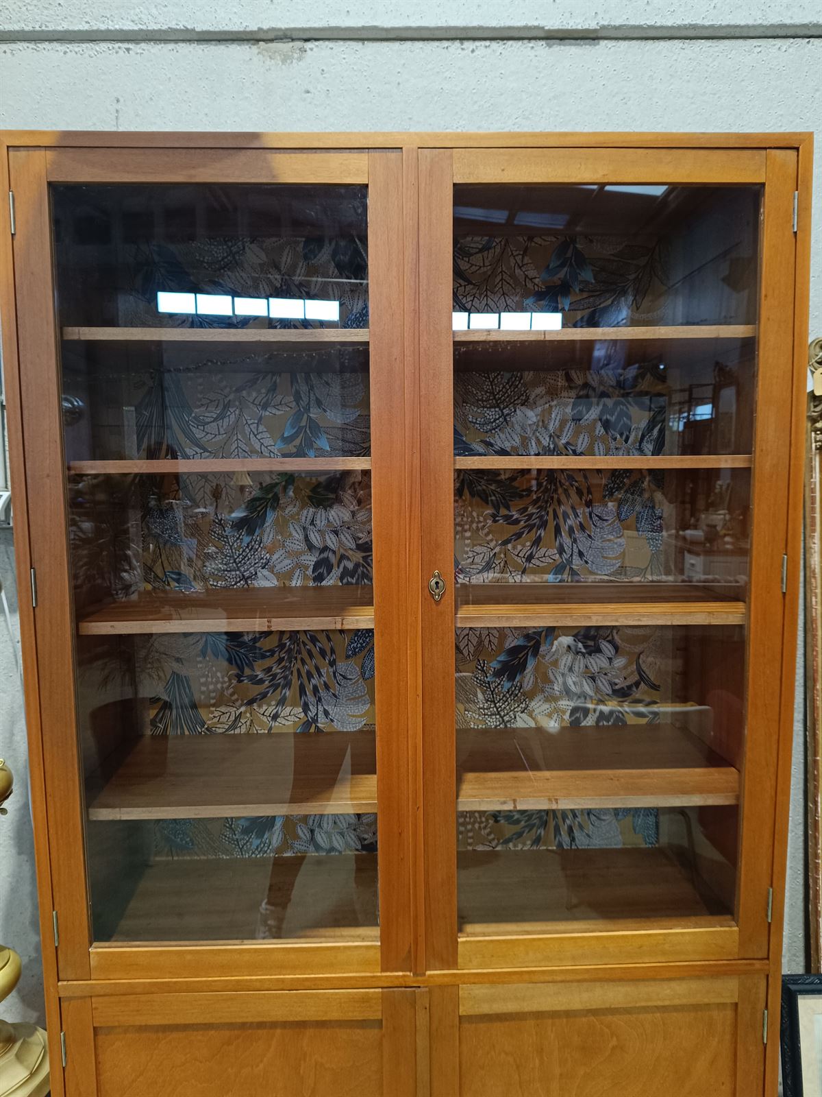 Mueble librería vitrina de madera - Imagen 4