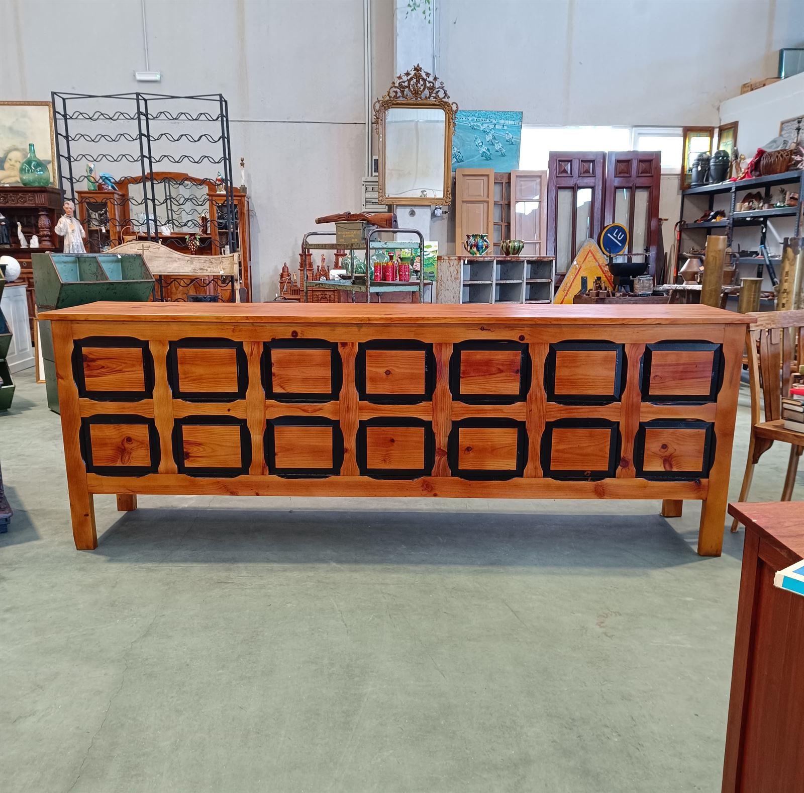 Mueble mostrador de madera - Imagen 1