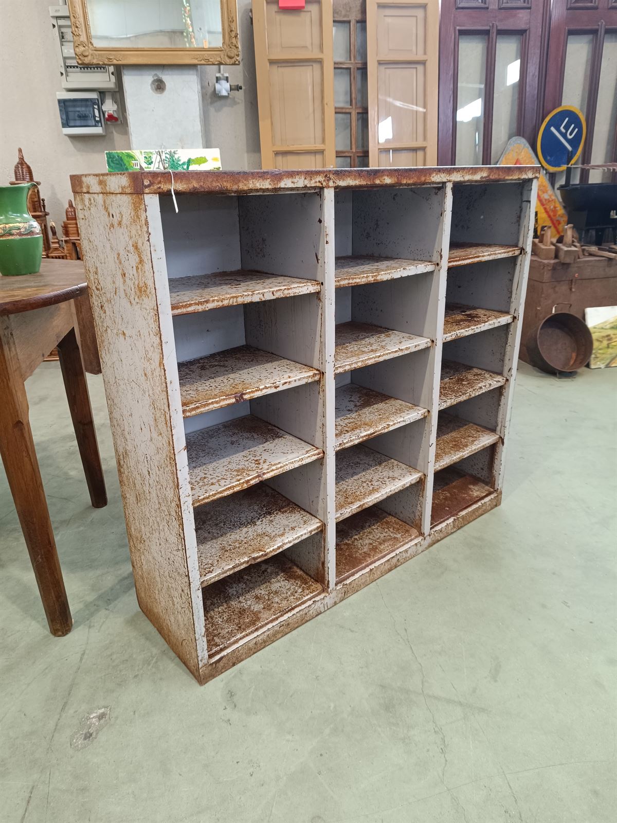 Mueble taquillero industrial de metal - Imagen 1