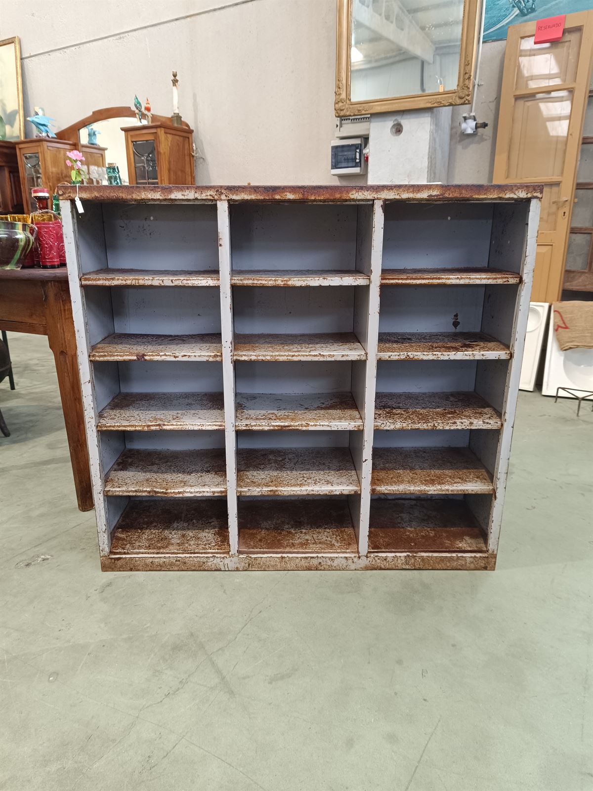 Mueble taquillero industrial de metal - Imagen 2