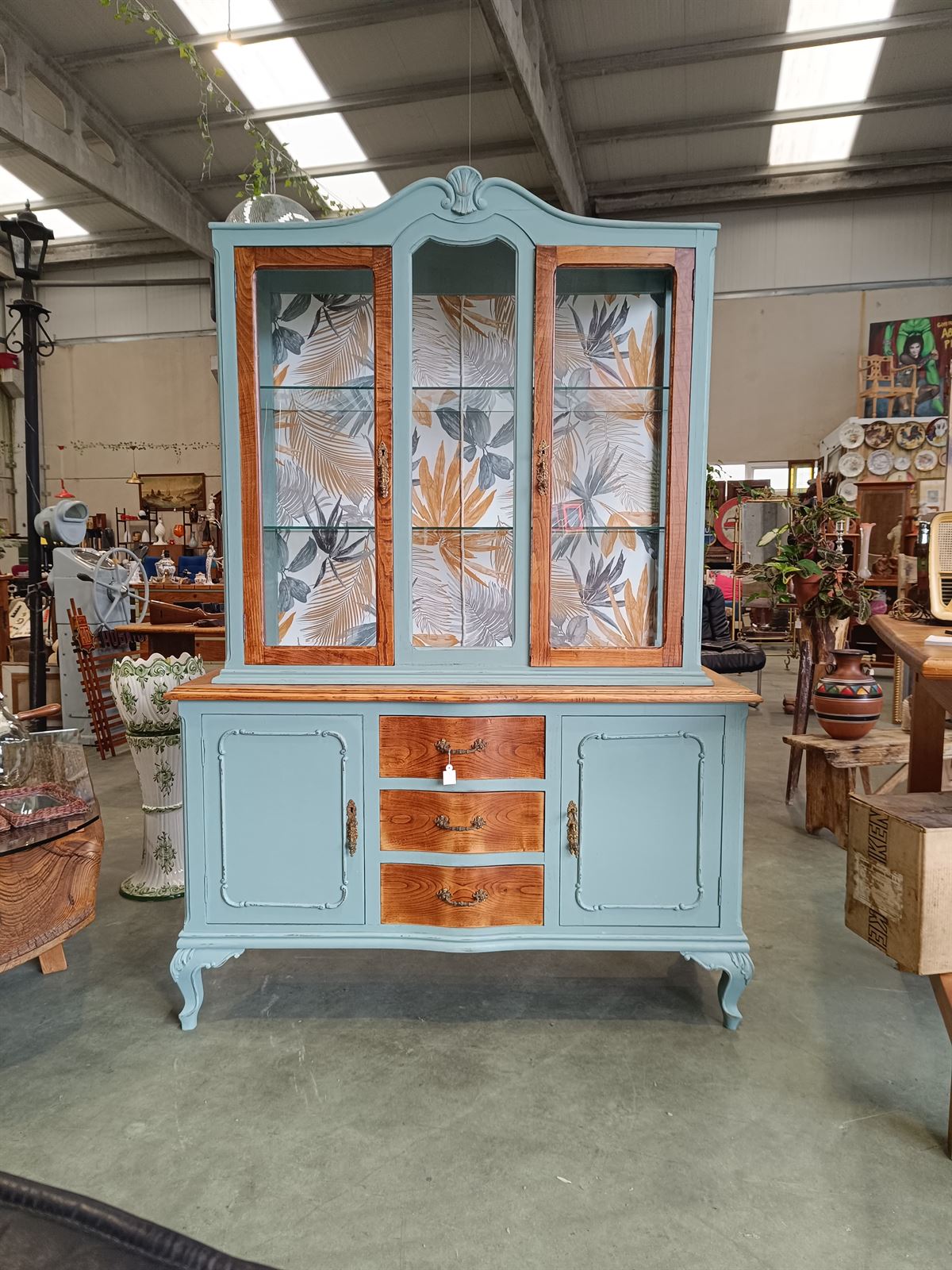 Mueble vitrina de castaño - Imagen 1