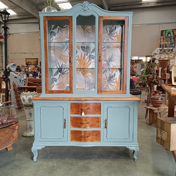 Mueble vitrina de castaño - Imagen 1