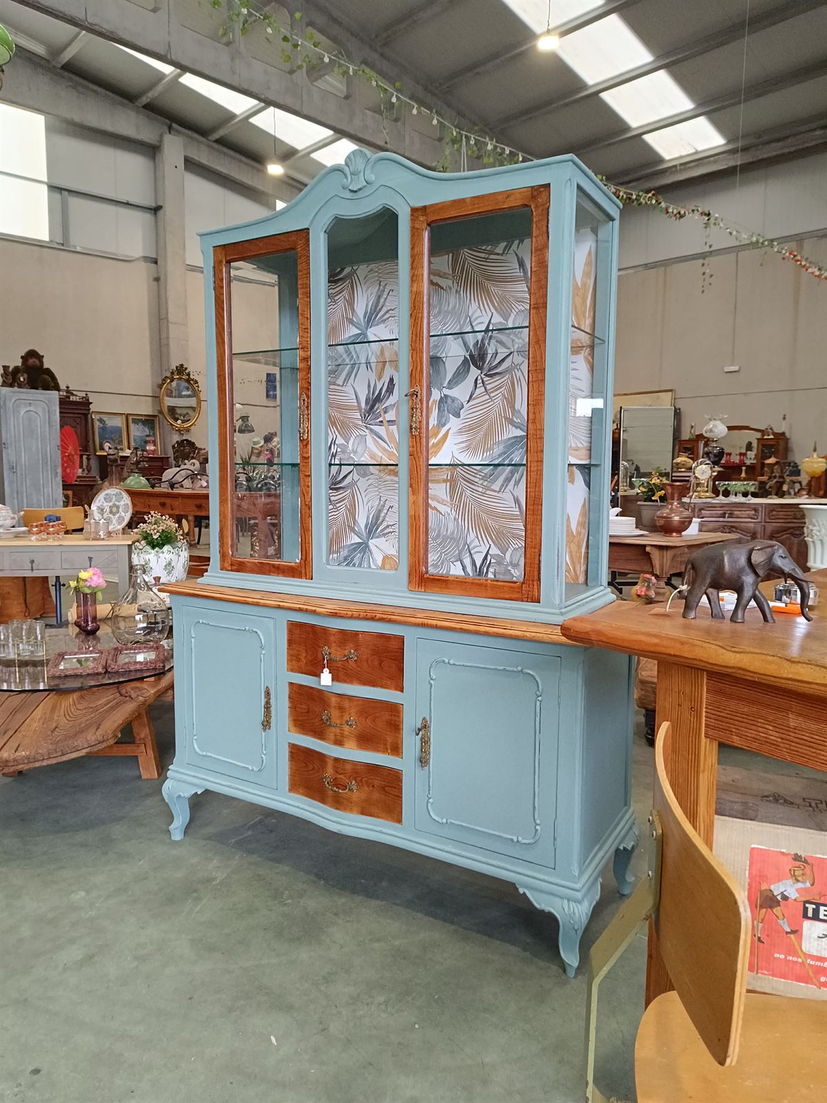 Mueble vitrina de castaño - Imagen 2