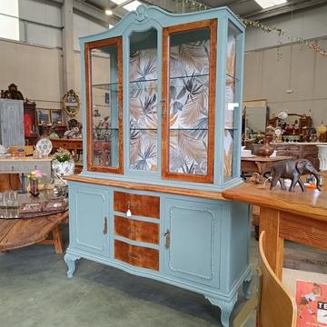 Mueble vitrina de castaño - Imagen 2