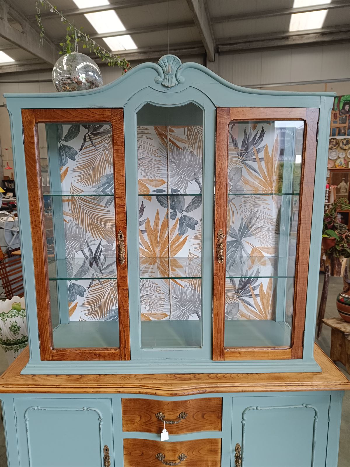 Mueble vitrina de castaño - Imagen 3