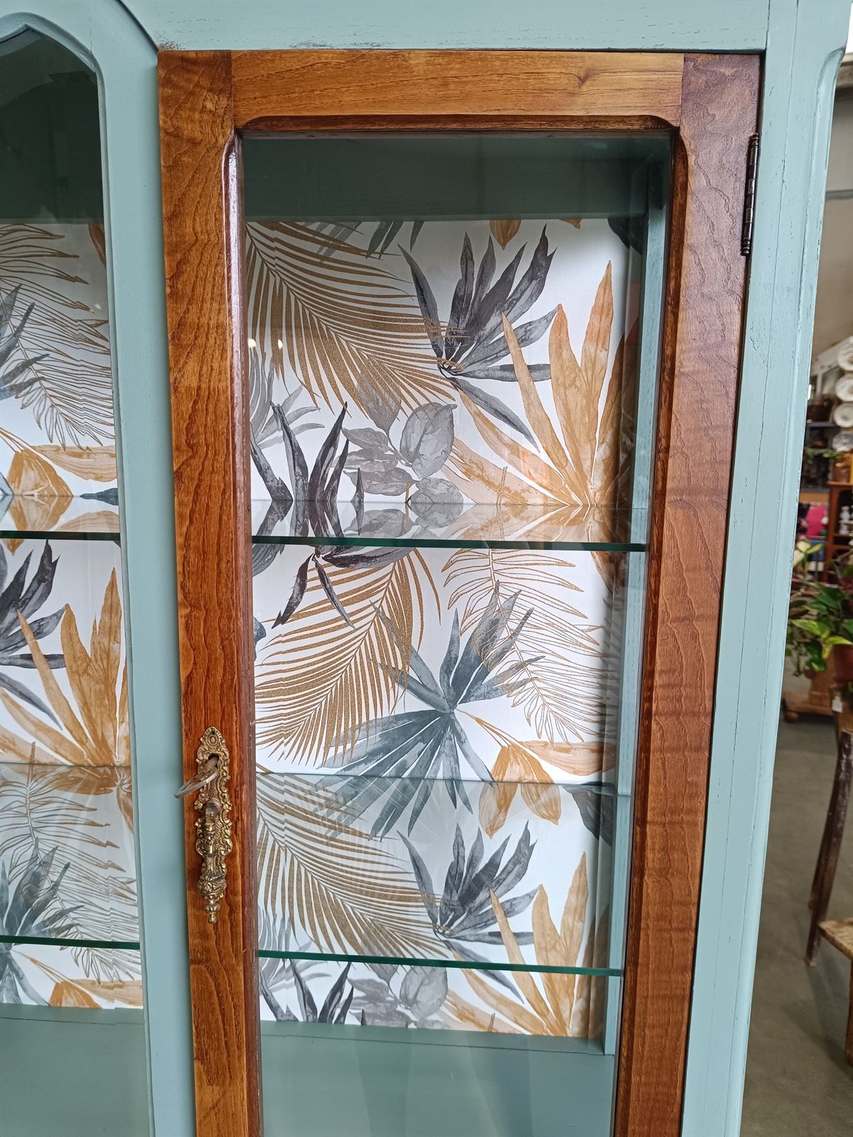 Mueble vitrina de castaño - Imagen 6
