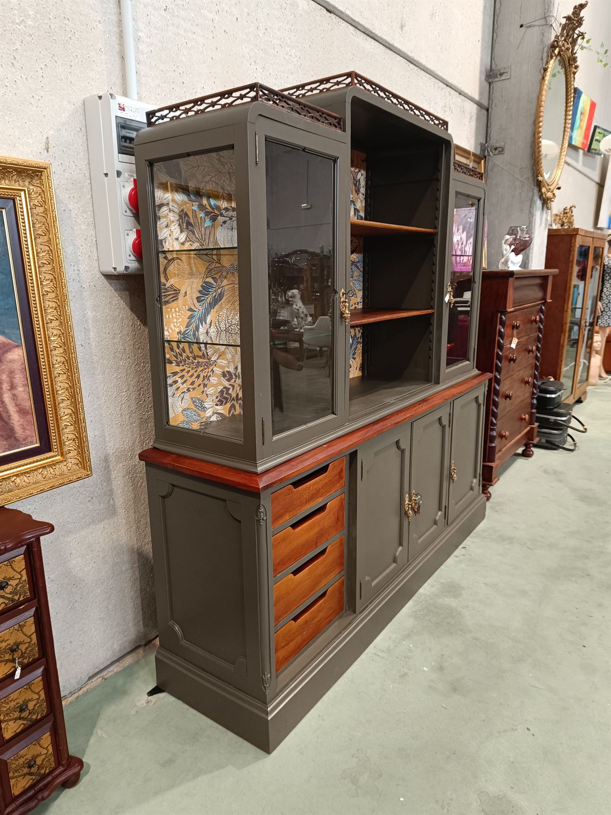 Mueble vitrina librería de madera - Imagen 4