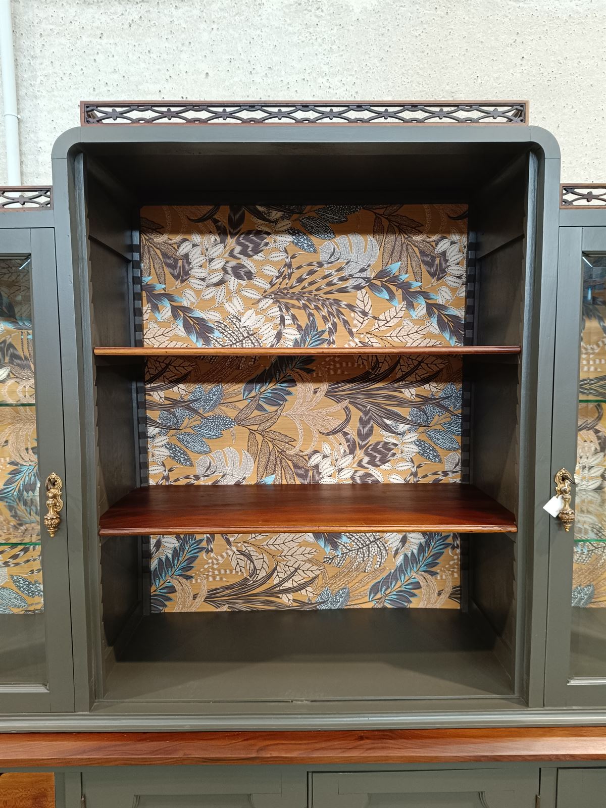 Mueble vitrina librería de madera - Imagen 6