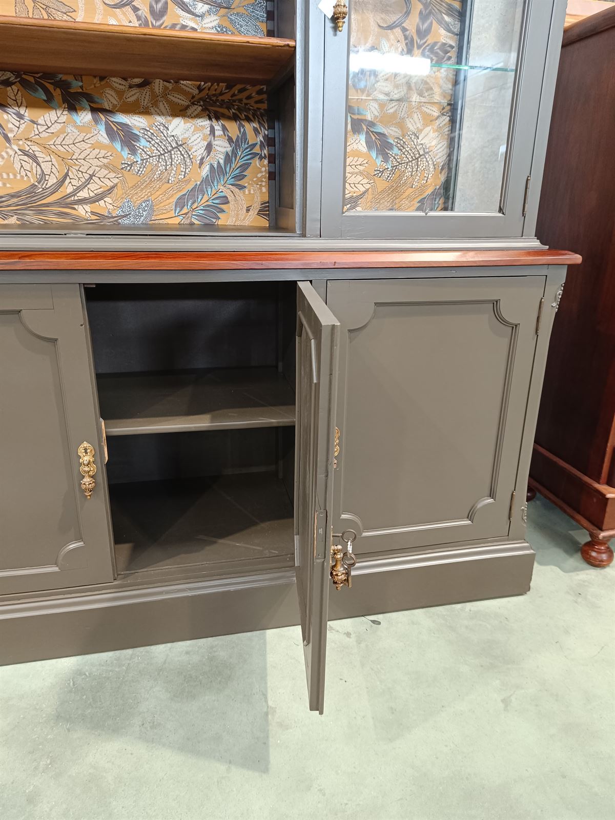 Mueble vitrina librería de madera - Imagen 8