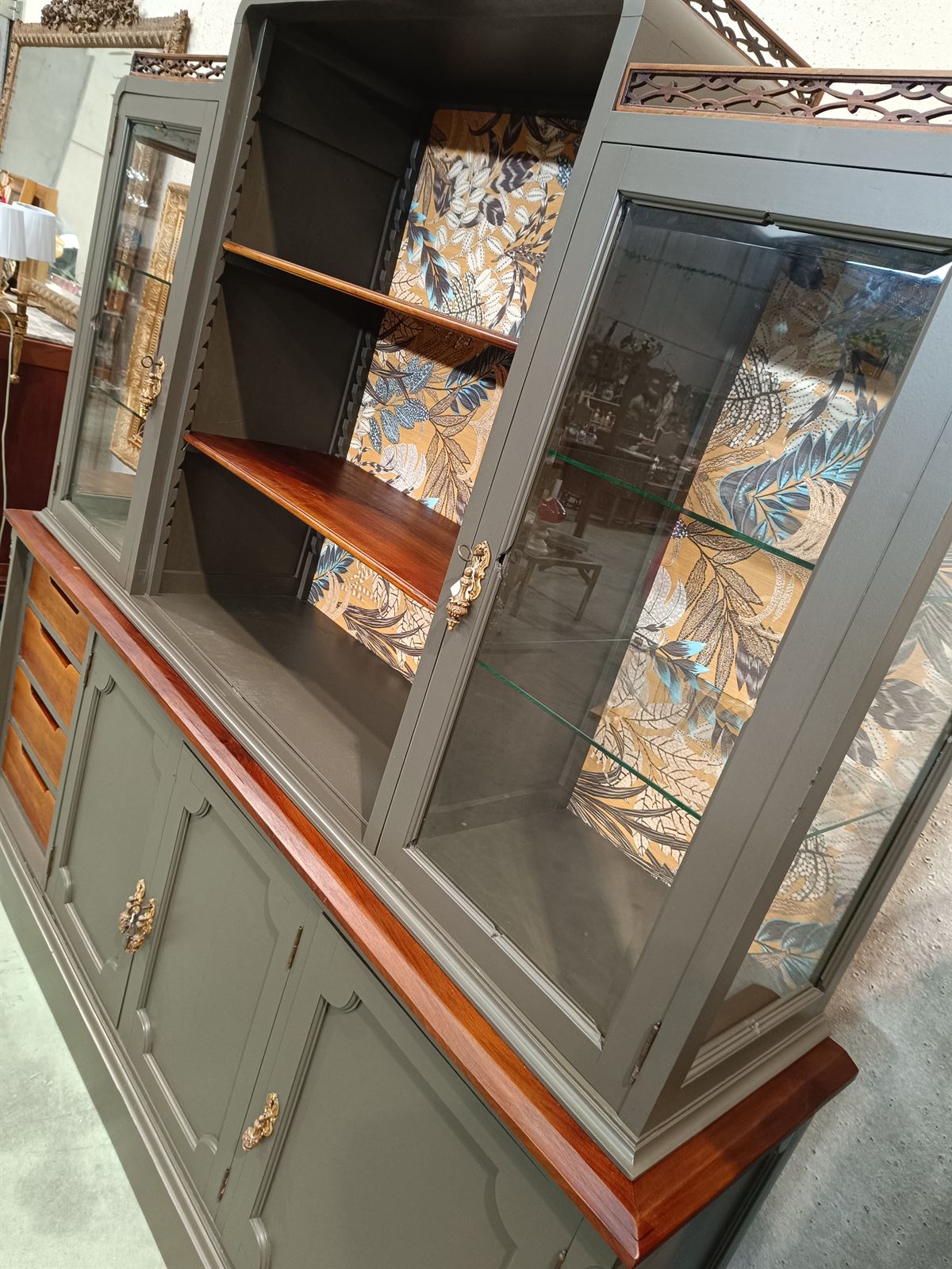 Mueble vitrina librería de madera - Imagen 9