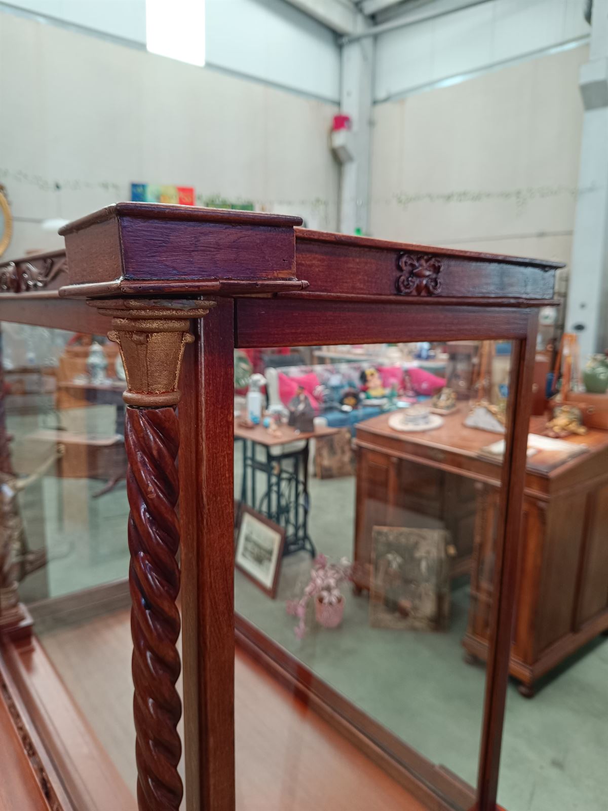 Mueble vitrina urna de madera y cristal - Imagen 5