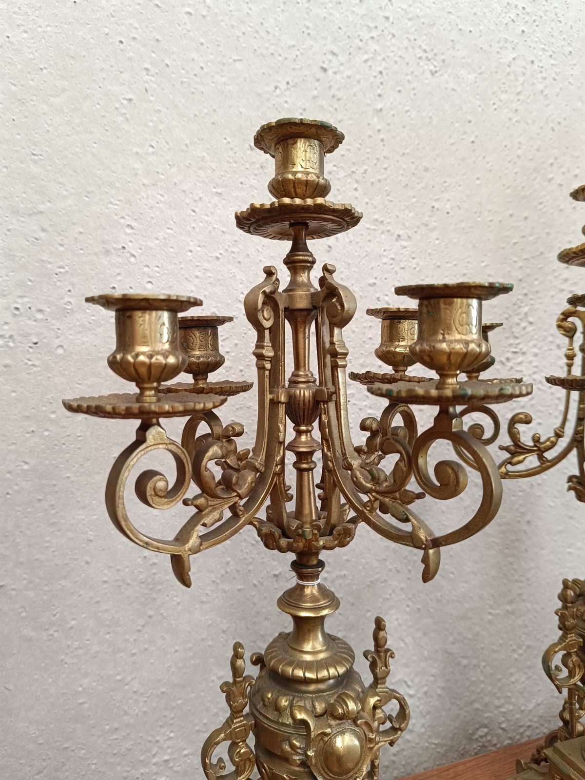 Pareja de candelabros franceses de bronce - Imagen 2