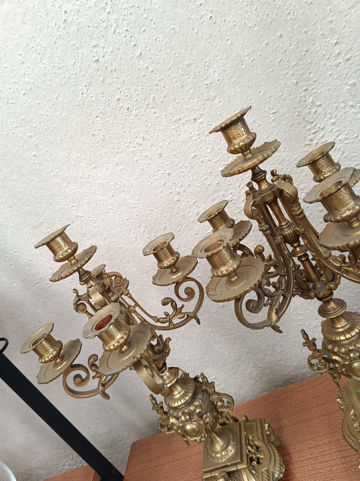 Pareja de candelabros franceses de bronce - Imagen 4