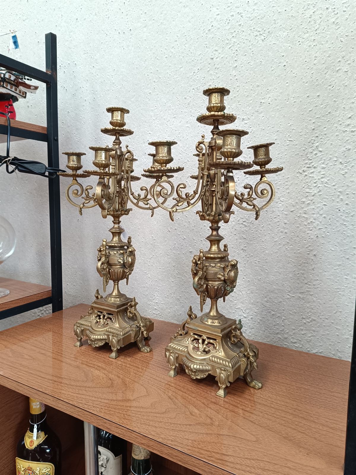 Pareja de candelabros franceses de bronce - Imagen 5