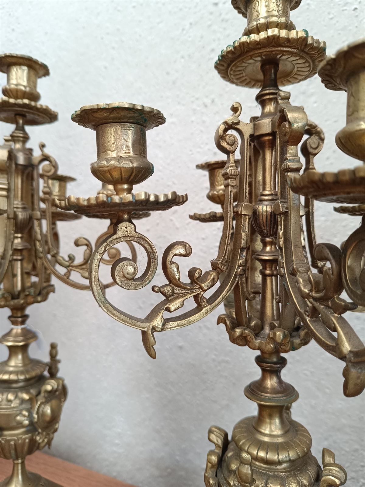 Pareja de candelabros franceses de bronce - Imagen 6