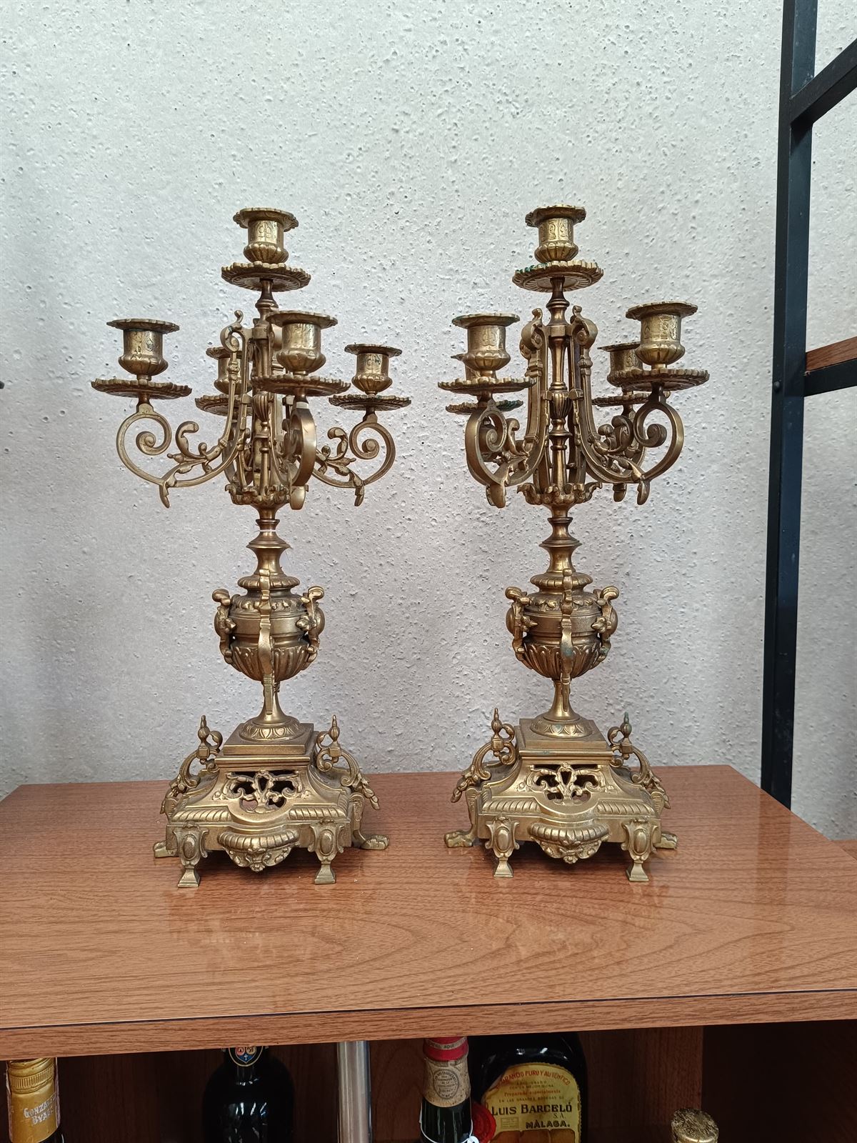 Pareja de candelabros franceses de bronce - Imagen 8